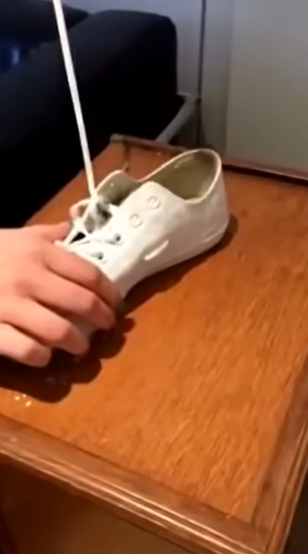 Converse鞋侧小孔解决鞋带过长问题（图片来源：YouTube@azmi kasoot）