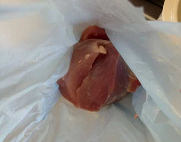 港漂大呻香港豬肉有「騷臭味」 滾粥臭到成煲倒！網民揭1大買肉防伏秘訣