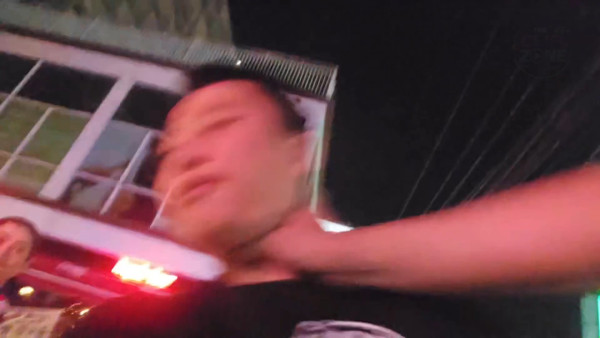 有片!韓國網紅泰國街頭直播惹隱私疑慮!拒熄機兼影車牌 激怒司機慘遭叉頸連揮4拳