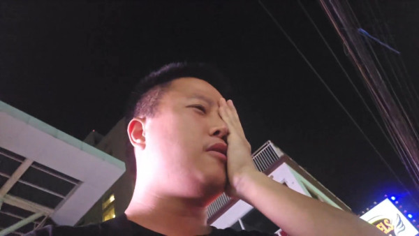 有片!韓國網紅泰國街頭直播惹隱私疑慮!拒熄機兼影車牌 激怒司機慘遭叉頸連揮4拳