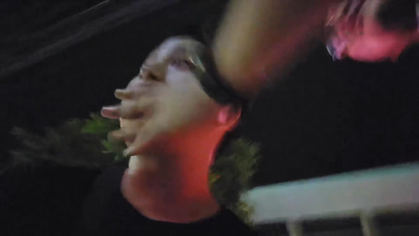 有片!韓國網紅泰國街頭直播惹隱私疑慮!拒熄機兼影車牌 激怒司機慘遭叉頸連揮4拳