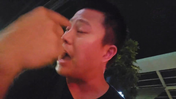 有片!韓國網紅泰國街頭直播惹隱私疑慮!拒熄機兼影車牌 激怒司機慘遭叉頸連揮4拳