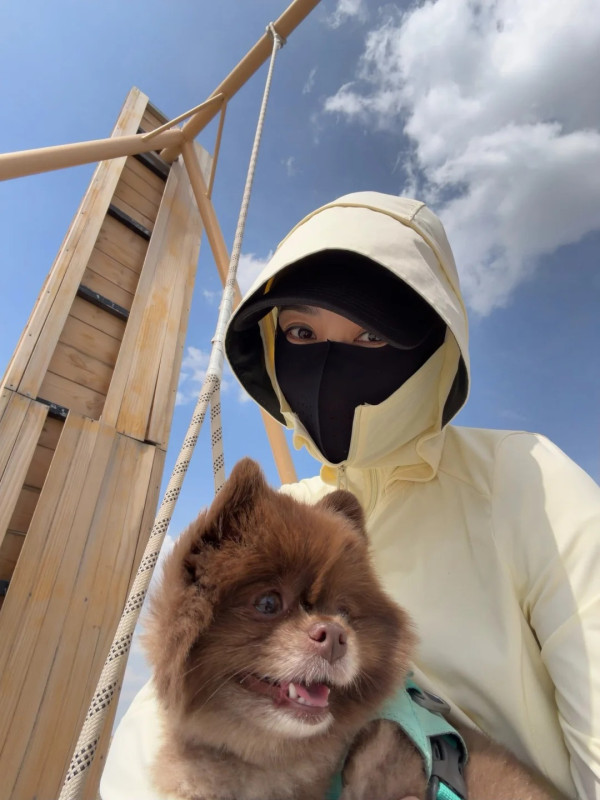 鍾欣潼阿嬌曝5位數LV限定款手袋當寵物袋用！超級富養愛犬全身都係名牌顛覆想像