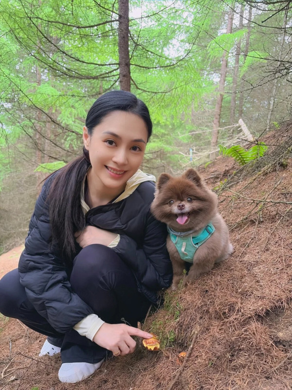 鍾欣潼阿嬌曝5位數LV限定款手袋當寵物袋用！超級富養愛犬全身都係名牌顛覆想像