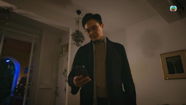 璀璨之城｜陳瀅全裸無底線突破電視尺度！腿張開任張智霖拍照 鏡頭特寫一絲不掛「蜜桃臀」
