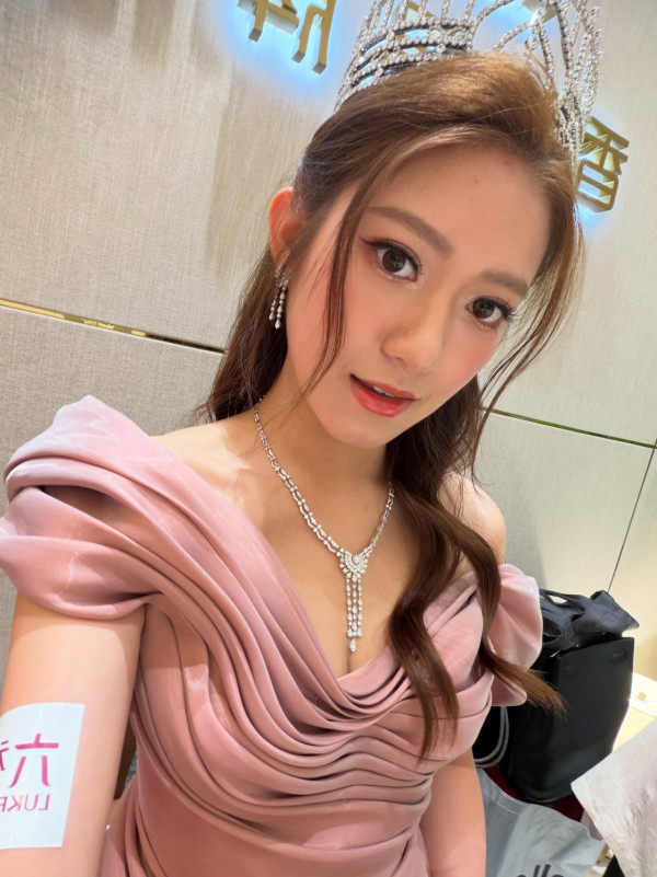 今屆港姐第一人火速空降做東張女神！中大碩士高學歷投身娛樂圈：請大家繼續見證