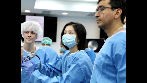 已故醫生黃詠儀患末期肺癌仍堅守崗位 摯愛容樹恒醫生淚崩剖白插喉拔喉兩難「我是醫生還是家人?」