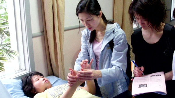 已故醫生黃詠儀患末期肺癌仍堅守崗位  摯愛容樹恒醫生淚崩剖白插喉拔喉兩難「我是醫生還是家人？」