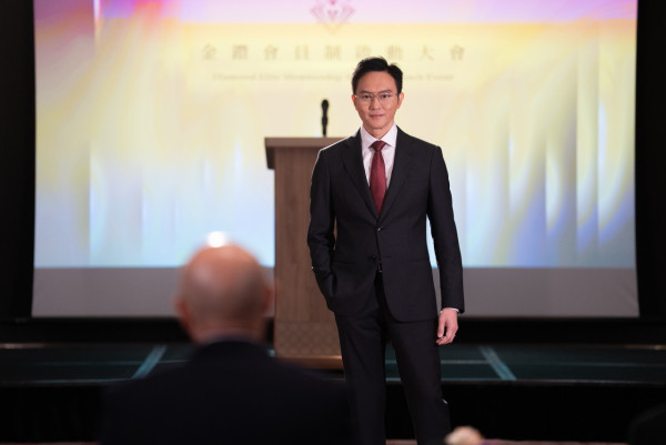 璀璨之城劇情｜第9集預告張智霖吳卓羲聯手施壓！董事局突發驚天反轉 利益過河拆橋