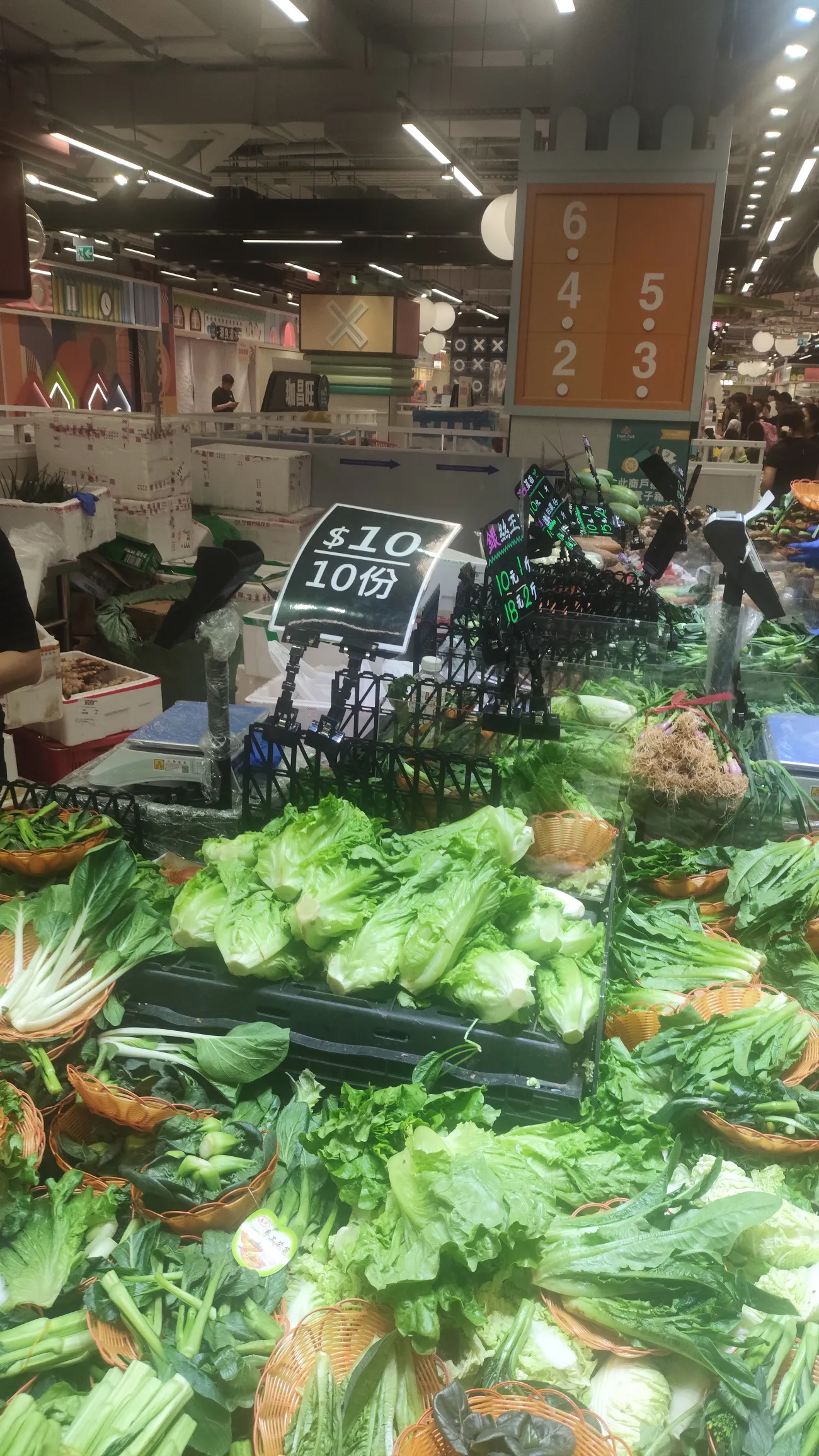 港男陪老婆街市買餸驚見$10買10份菜。（圖片來源：Threads）