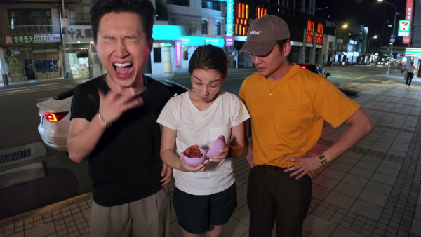 試真D唷｜台北挑戰極限「大王具足蟲」拉麵！GM驚到面容扭曲 江美儀試食蟲卵：打個卵先！
