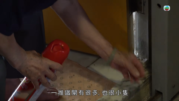 屯门公屋｜蝴蝶邨惊现“蟑螂屋”！直击走廊遍地小强尸体 邻居崩溃：每晚飞几十只入屋