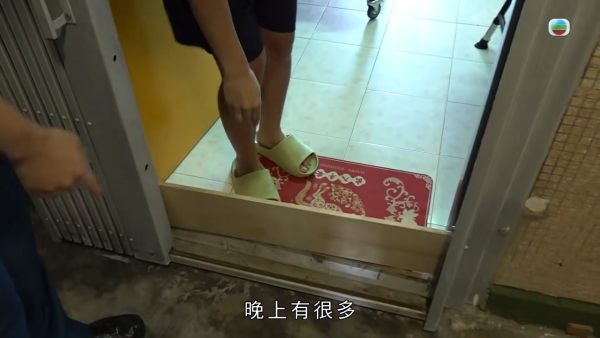 屯门公屋｜蝴蝶邨惊现“蟑螂屋”！直击走廊遍地小强尸体 邻居崩溃：每晚飞几十只入屋