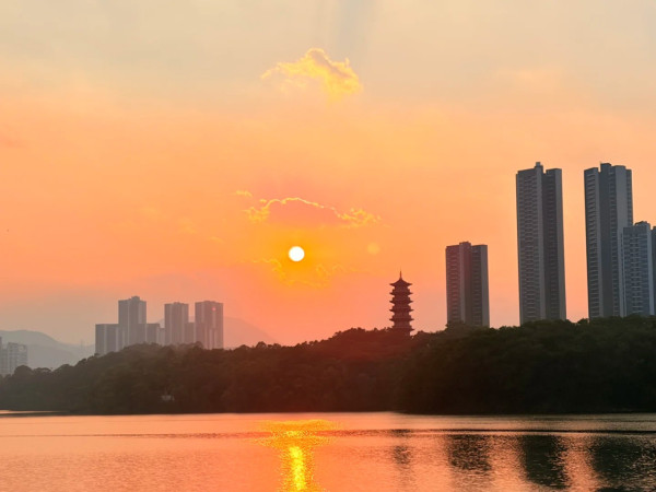 圖片來源:小紅書@坪水之間 深圳坪山新開湖景Cafe!隱世依山伴水夜景/打卡橘子海日落