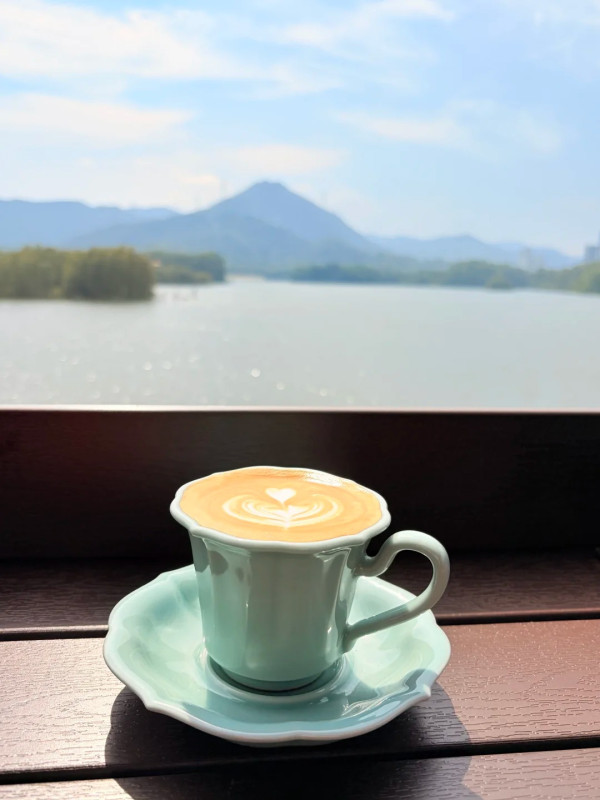 圖片來源:小紅書@坪水之間 深圳坪山新開湖景Cafe!隱世依山伴水夜景/打卡橘子海日落