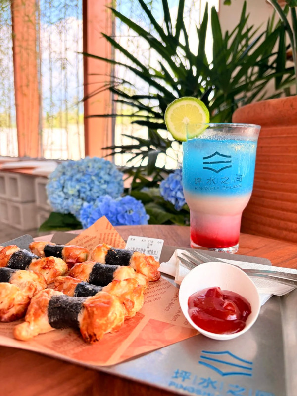 圖片來源:小紅書@坪水之間 深圳坪山新開湖景Cafe!隱世依山伴水夜景/打卡橘子海日落
