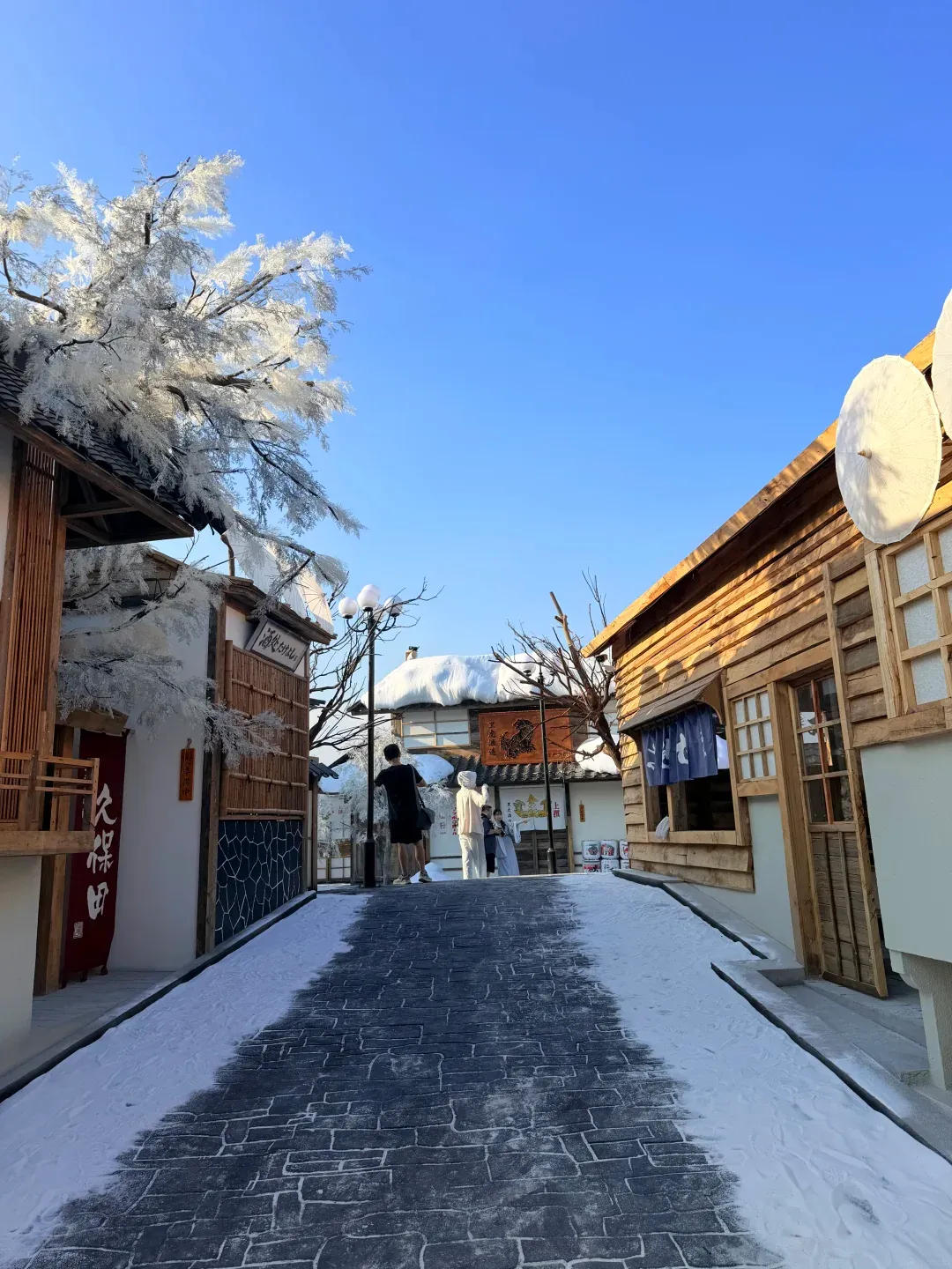 深圳全新日系雪景小鎮爆紅！頂樓還原京都鴨川＋紅色鳥居＋大熊雕塑 附交通地址 
