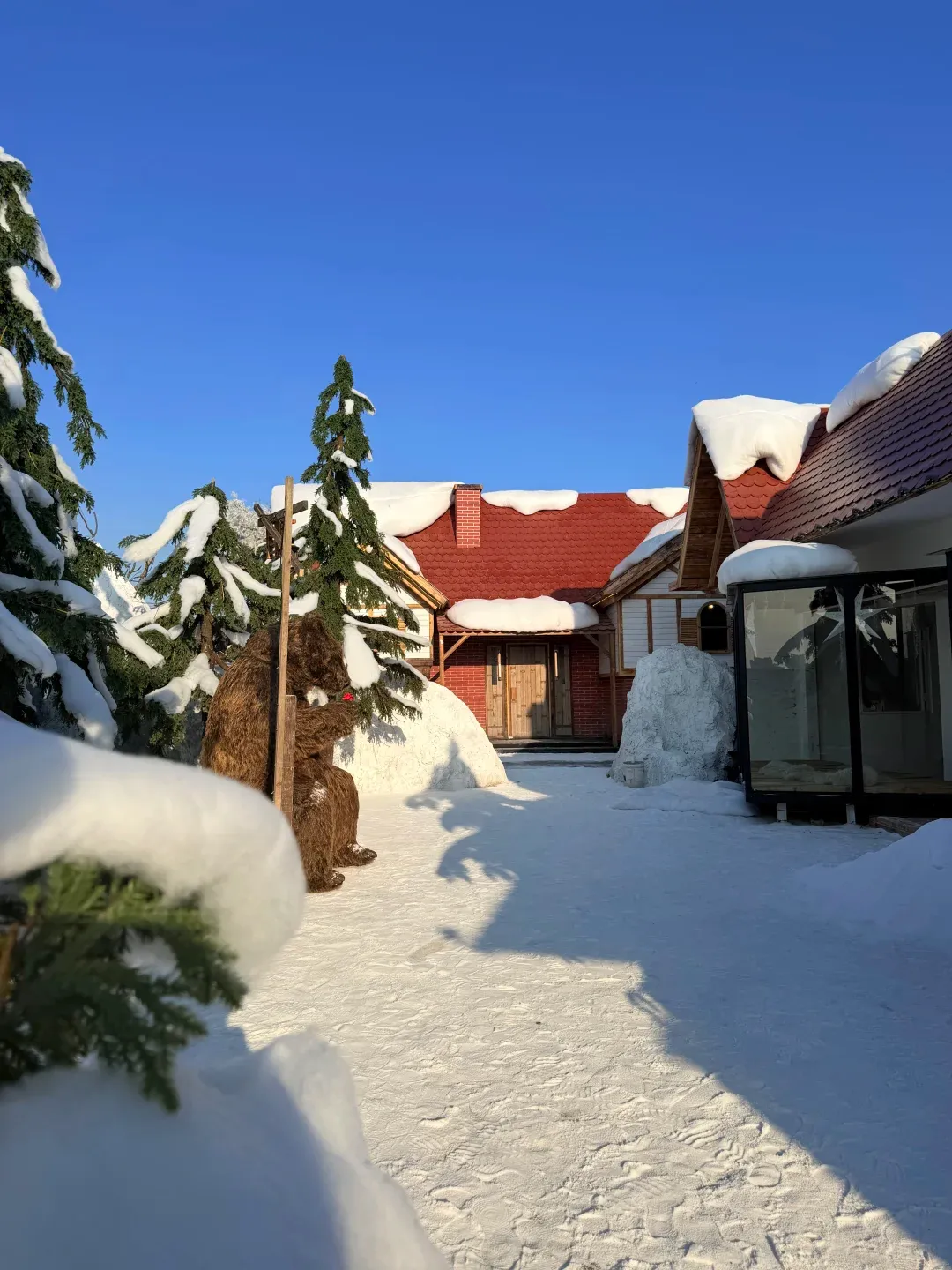 深圳全新日系雪景小鎮爆紅！頂樓還原京都鴨川＋紅色鳥居＋大熊雕塑 附交通地址 