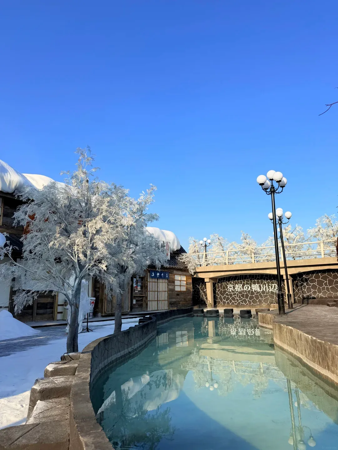 深圳全新日系雪景小鎮爆紅！頂樓還原京都鴨川＋紅色鳥居＋大熊雕塑 附交通地址 
