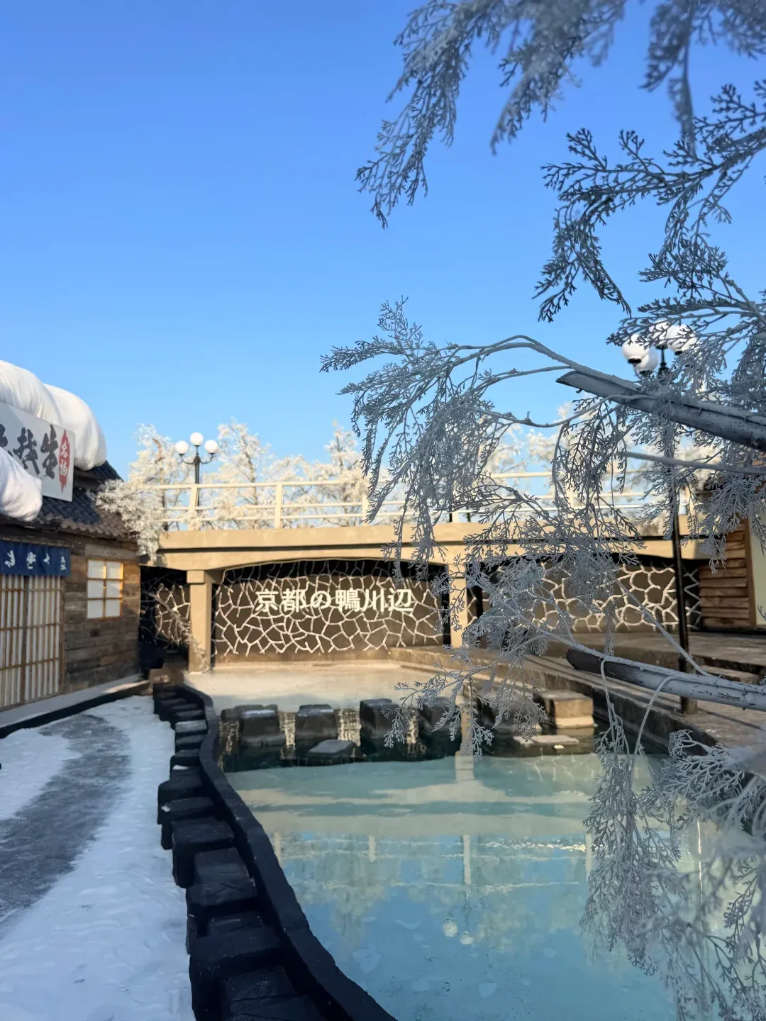 深圳全新日系雪景小鎮爆紅！頂樓還原京都鴨川＋紅色鳥居＋大熊雕塑 附交通地址 