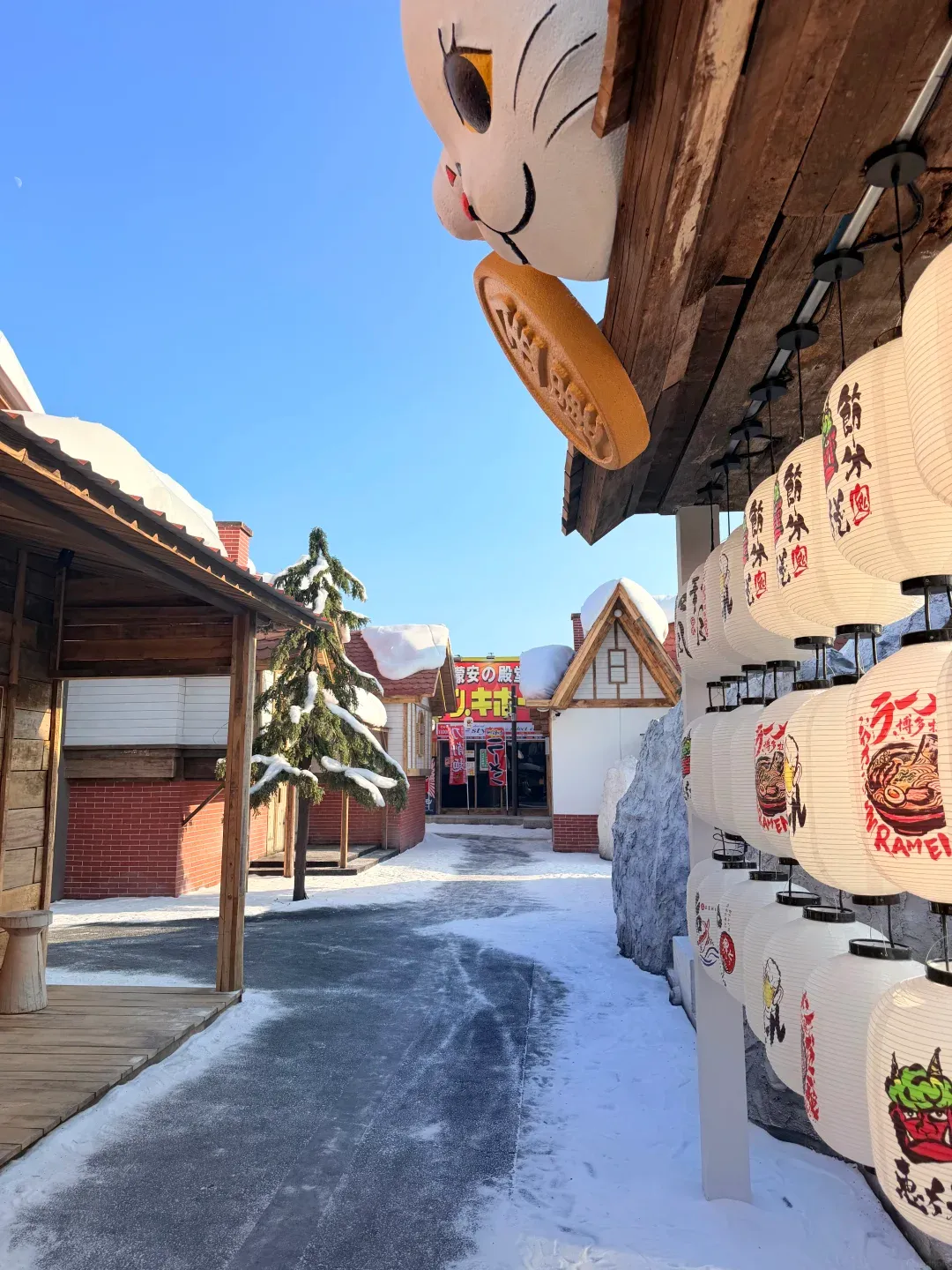 深圳全新日系雪景小鎮爆紅！頂樓還原京都鴨川＋紅色鳥居＋大熊雕塑 附交通地址 