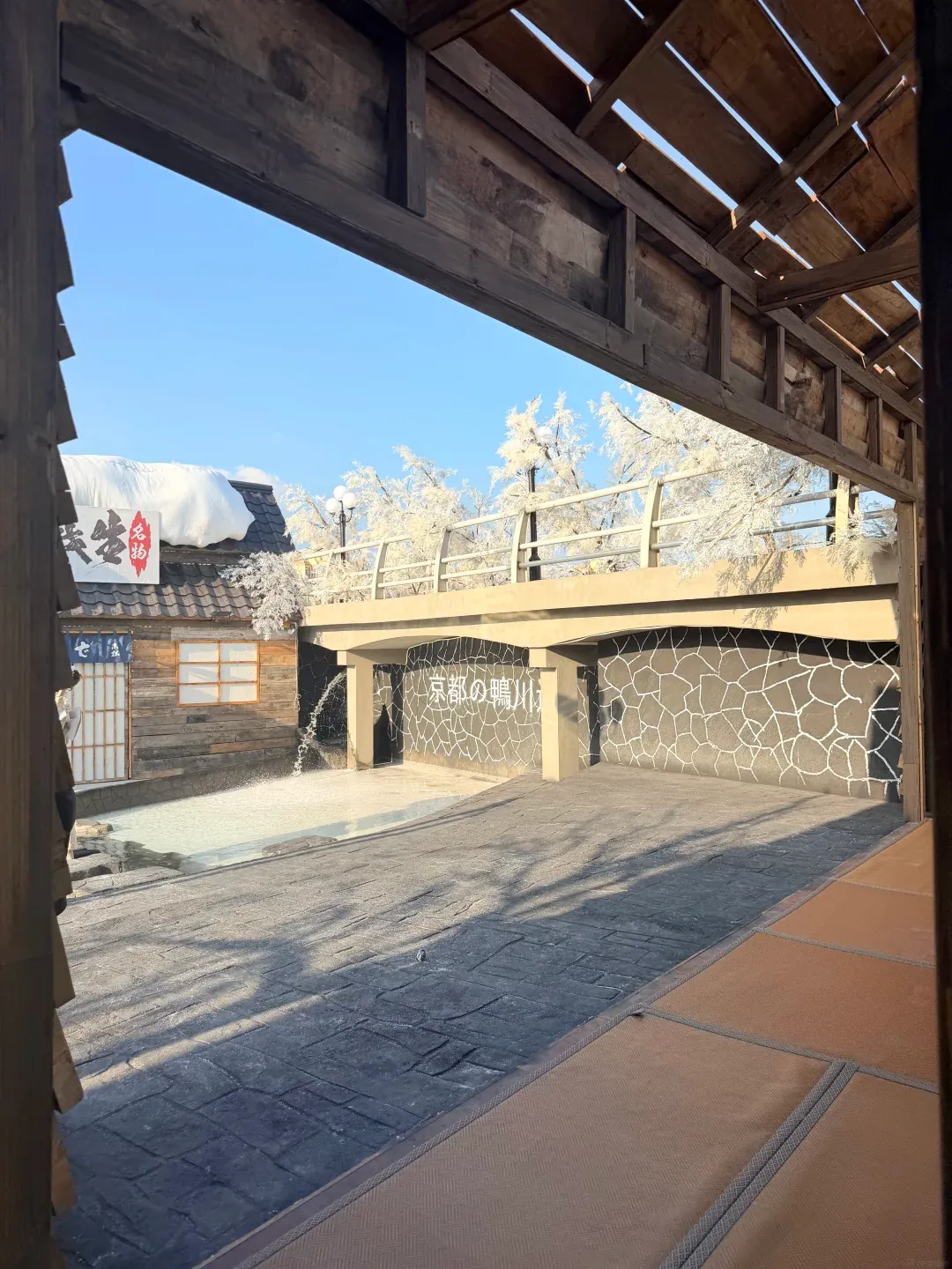 深圳全新日系雪景小鎮爆紅！頂樓還原京都鴨川＋紅色鳥居＋大熊雕塑 附交通地址 