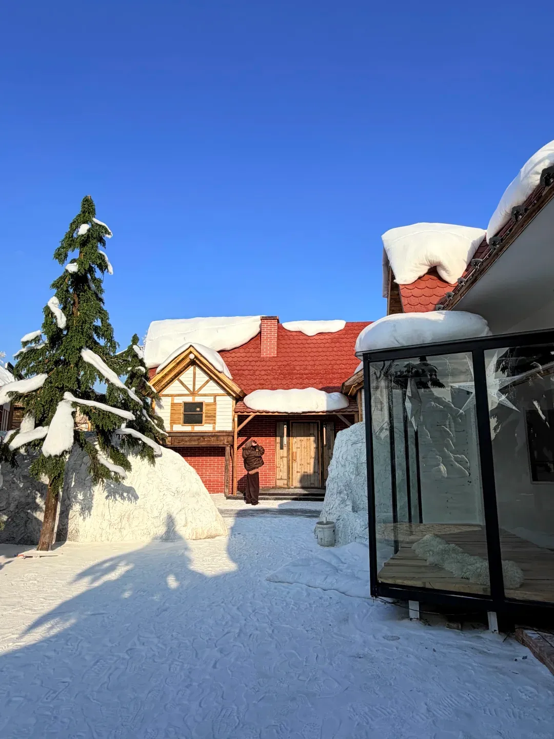 深圳全新日系雪景小鎮爆紅！頂樓還原京都鴨川＋紅色鳥居＋大熊雕塑 附交通地址 