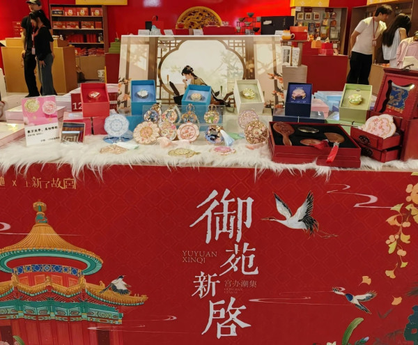 深圳龍華「故宮文創」新展！26款印章免費任蓋/AI畫師客製宮廷肖像 
