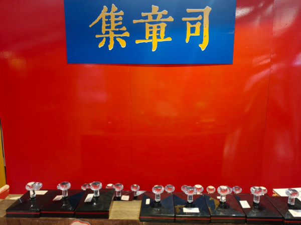 深圳龍華「故宮文創」新展！26款印章免費任蓋/AI畫師客製宮廷肖像 