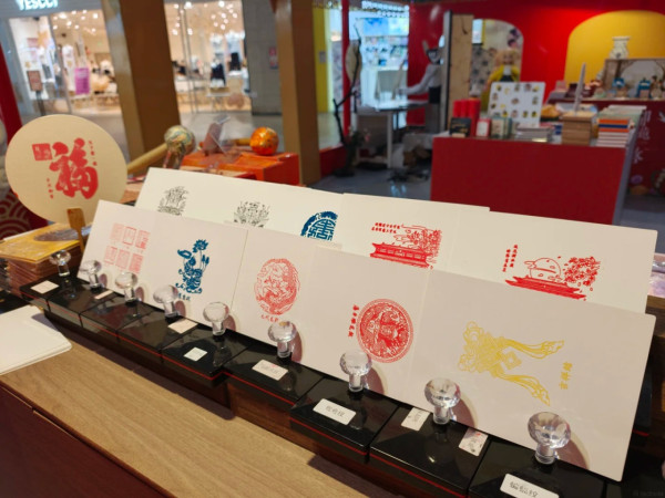 深圳龍華「故宮文創」新展！26款印章免費任蓋/AI畫師客製宮廷肖像 