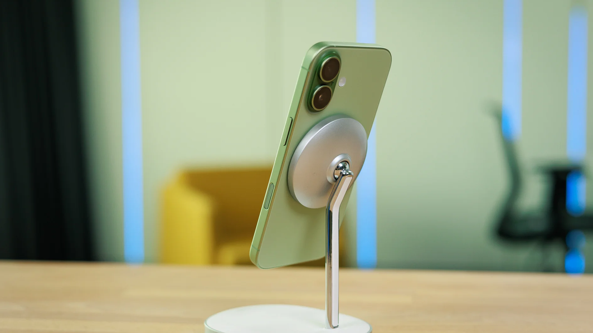 iPhone 18 模型機突發曝光　背部改用橫向矩陣模組　撞樣 Pro 版卻無長焦鏡頭
