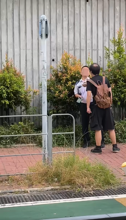 亂掉煙頭疑遭食環截查?屯門黑衣男突衝出馬路逃走!網民兩派熱議:走得甩?