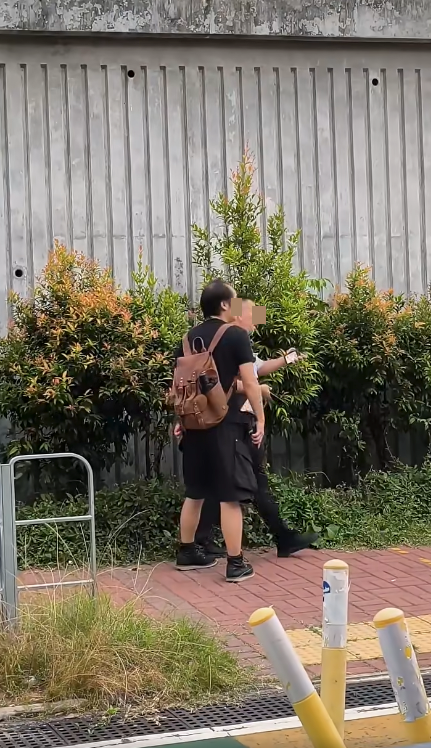 亂掉煙頭疑遭食環截查？屯門黑衣男突衝出馬路逃走！網民兩派熱議：走得甩？