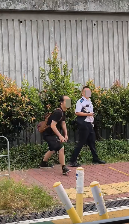 亂掉煙頭疑遭食環截查？屯門黑衣男突衝出馬路逃走！網民兩派熱議：走得甩？