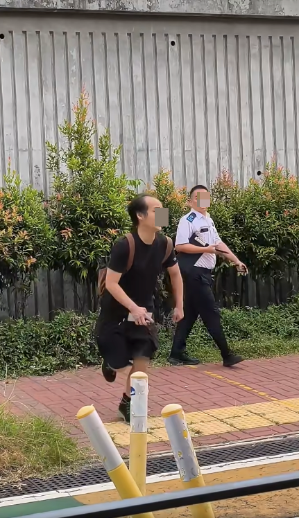 亂掉煙頭疑遭食環截查？屯門黑衣男突衝出馬路逃走！網民兩派熱議：走得甩？