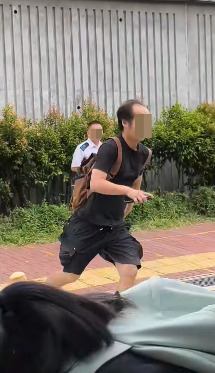 亂掉煙頭疑遭食環截查？屯門黑衣男突衝出馬路逃走！網民兩派熱議：走得甩？