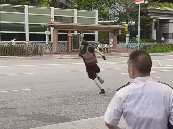 亂掉煙頭疑遭食環截查?屯門黑衣男突衝出馬路逃走!網民兩派熱議:走得甩?