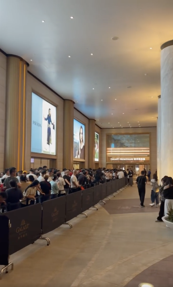 未到23號開售日！澳門銀河提早數日爆排隊潮等iPhone Duo 網民質疑黃牛提早排隊攞手環