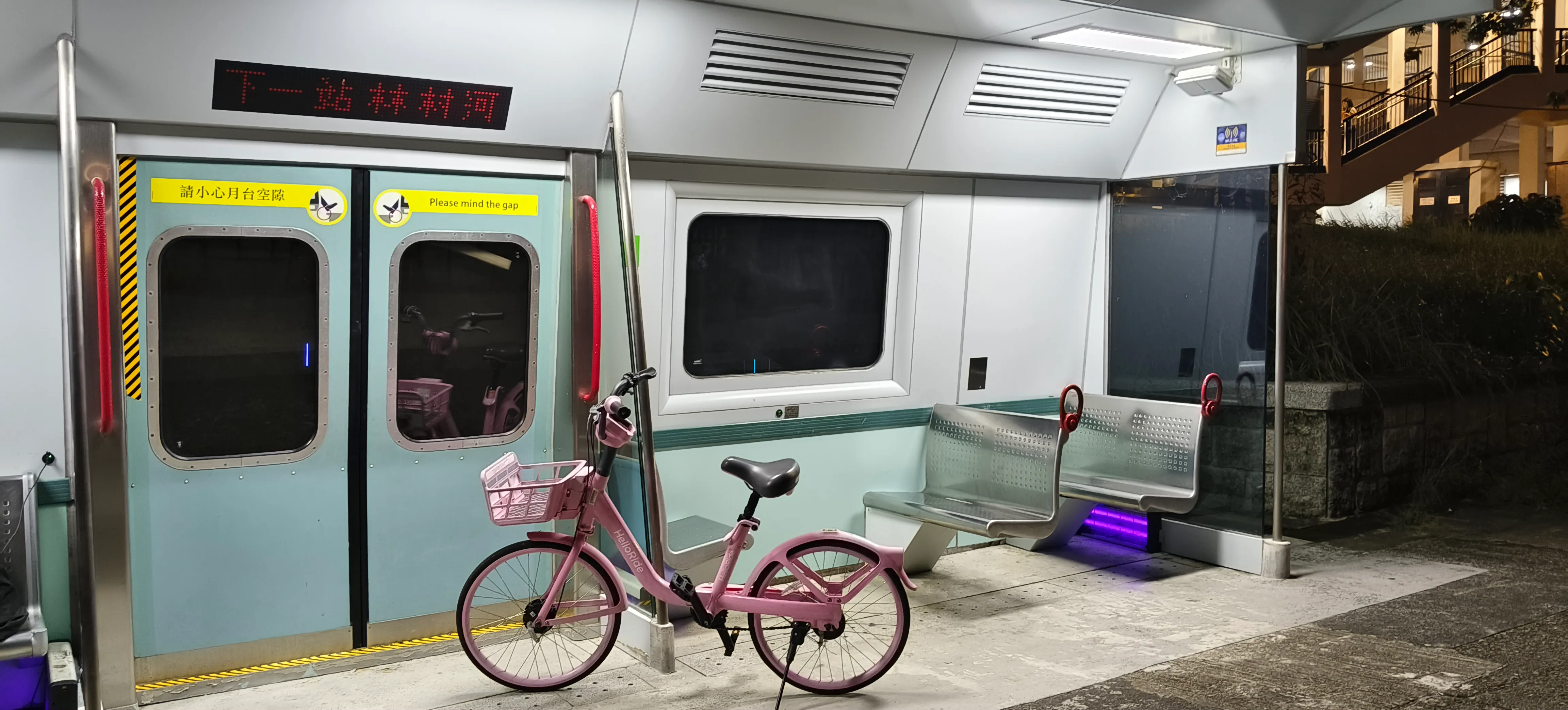 大埔驚現港鐵車卡外型避雨亭！1:1還原退役「烏蠅頭」成隱世打卡位 網民：上次等左好耐都唔開車