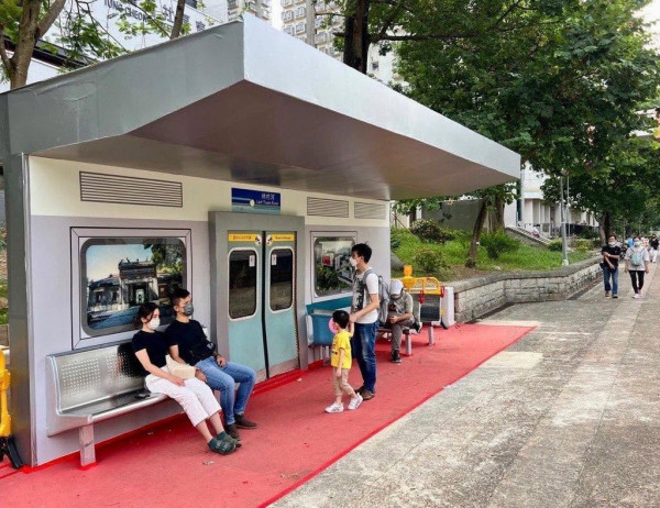 大埔驚現港鐵車卡外型避雨亭！1:1還原退役「烏蠅頭」成隱世打卡位 網民：上次等左好耐都唔開車