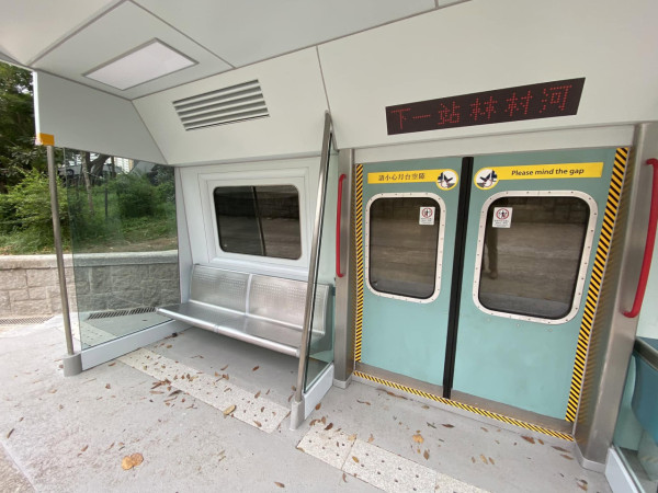 大埔驚現港鐵車卡外型避雨亭！1:1還原退役「烏蠅頭」成隱世打卡位 網民：上次等左好耐都唔開車