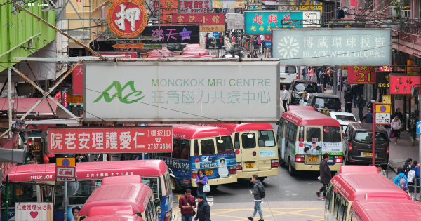內地女稱搭香港巴士心驚膽戰！驚嘆車速快兼「車身歪歪的」 港人反推薦：小巴先係真正賽車！ 