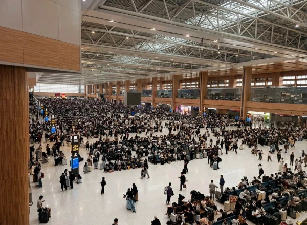 內地網民力數高鐵站2大設計及環境通病 批巨型廣告如「鄉村土豪審美」兼極嘈吵