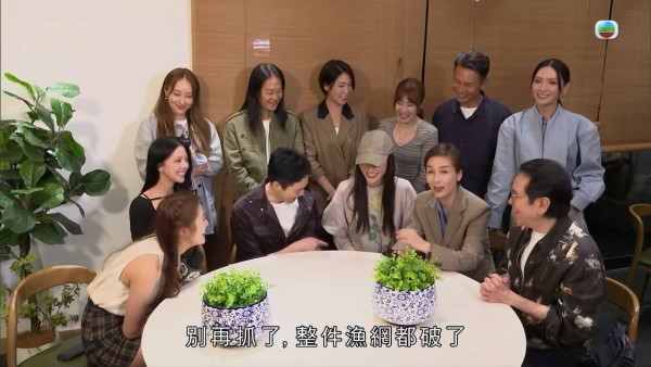 璀璨之城｜吴卓羲张曦雯亲嘴甜蜜互动引爆热议！张智霖带头围攻问是否真CP