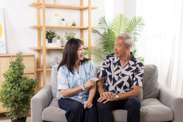 陈荣峻吴香伦谱黄昏恋笑谈“家暴” 陪爱妻抗夺命皮肌炎感“健康无价”
