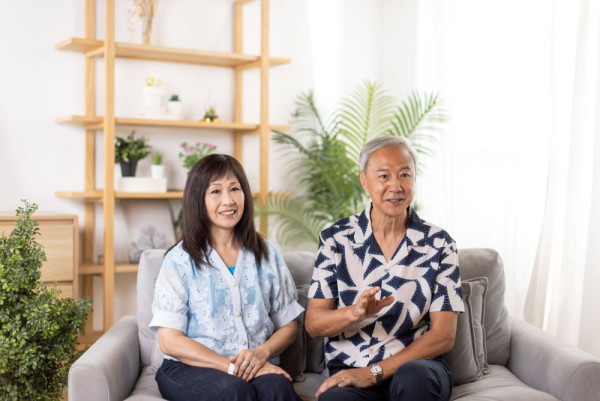陈荣峻吴香伦谱黄昏恋笑谈“家暴” 陪爱妻抗夺命皮肌炎感“健康无价”