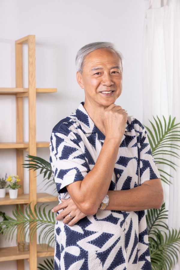 陈荣峻吴香伦谱黄昏恋笑谈“家暴” 陪爱妻抗夺命皮肌炎感“健康无价”
