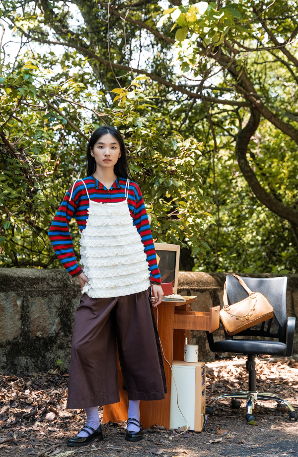 Damson Madder Leili 荷葉邊層次吊帶背心(白色)HK$890,外搭亮眼 Bobo Choses 彩色條紋純棉開襟針織衫 HK$1,890 與 Tatiana 寬鬆闊腳裙褲(巧克力色)HK$1,190