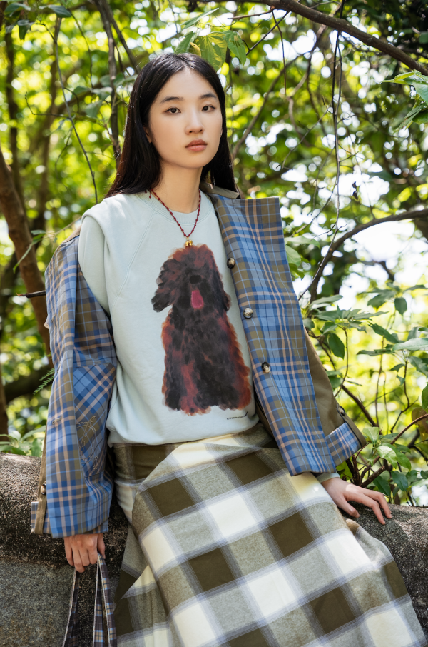 Damson Madder Jerry 大翻領短版風衣外套(橄欖綠)HK$2,090,巧妙融合 Thinking Mu Bonnie 寵物圖像圓領衛衣(藍色)HK$1,390 與 Indira 不對稱彩格裹裙 HK$1,490。