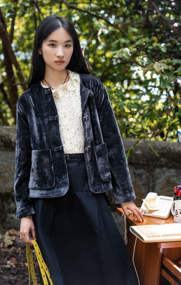 JcSophie Prunella 絨毛質感牛角扣外套(石墨灰)HK$1,590 與 Paquito 小圓領襯衫(奶油白)HK$890,配搭 Samsøe Samsøe Saalesso 百褶迷你短裙(黑色)HK$1,590